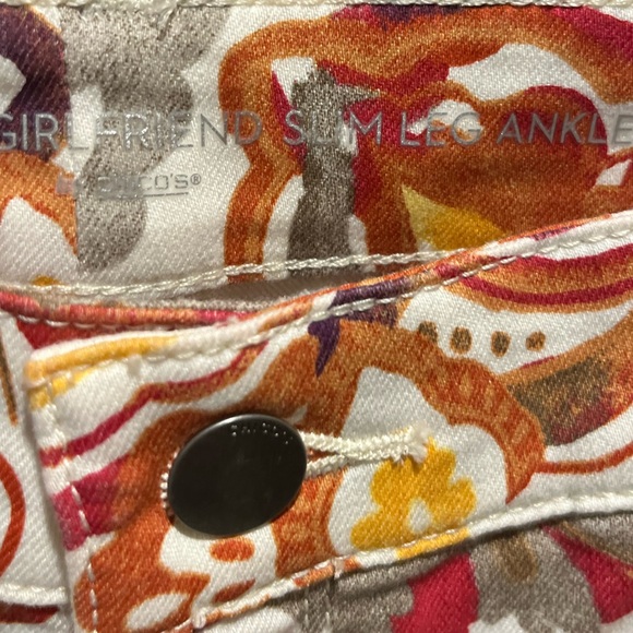 124. NWT WOMENS CHICO’S 2/L DETAIL DENIM JEANS - Picture 2 of 6